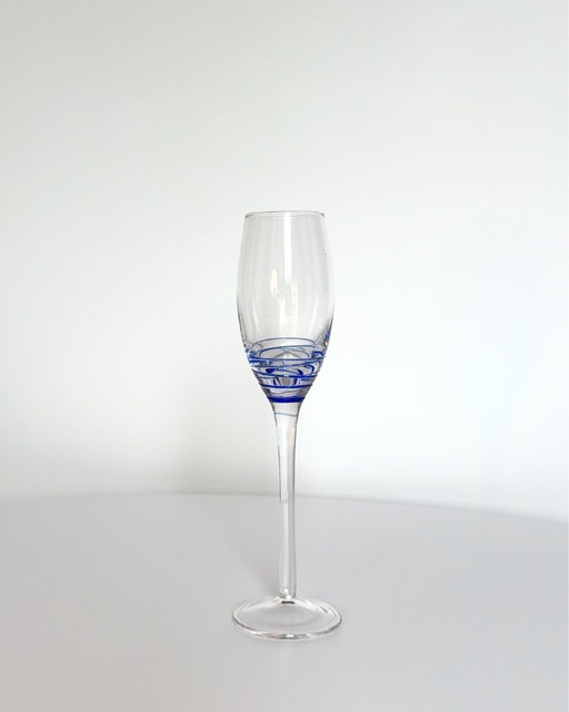 Ein Satz von 6 handgefertigten Sektflöten aus Glas mit Kobaltwirbel