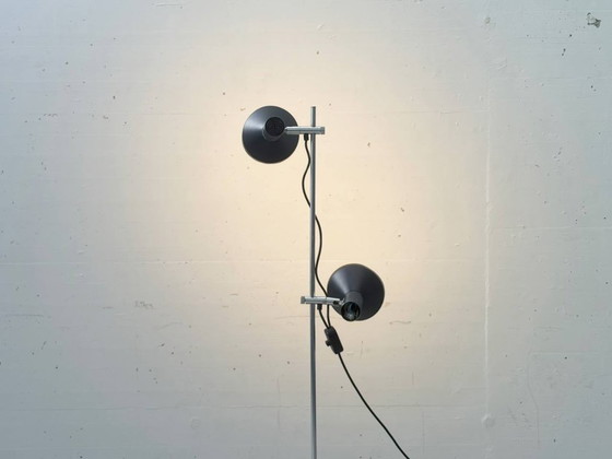 Image 1 of Stijlvolle vloerlamp in mid-century stijl met twee verstelbare lampkoppen.