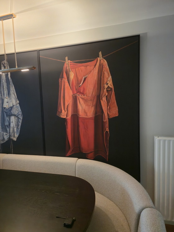 Jopie Huisman – “Red Bay Shirt” – Lienzo, 135 × 180 cm, con marco flotante negro. – Láminas artísticas, Wood (photo 2 of 5)