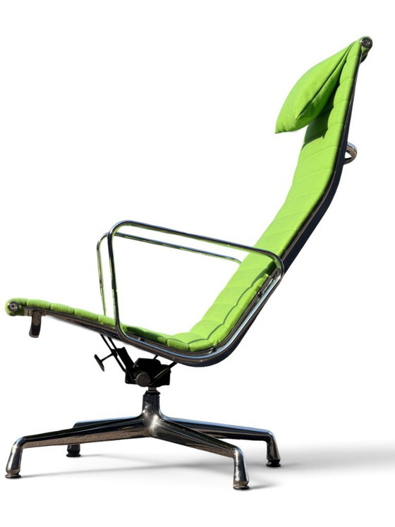 Auténtica butaca EA 124 y otomana EA 125 de Charles & Ray Eames (Vitra) - Verde – Sillones reclinables (photo 13 of 20)