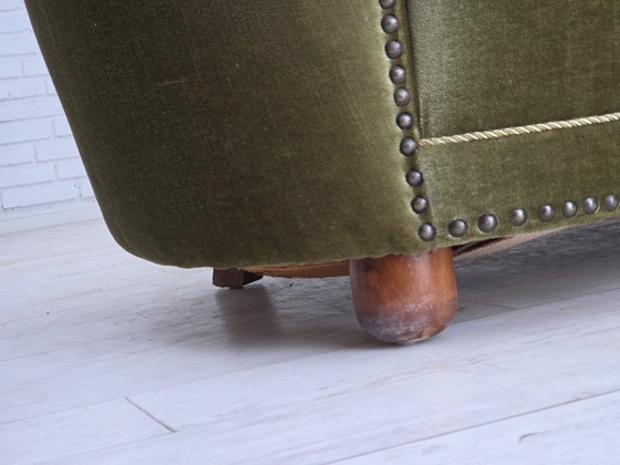 Image 1 of Dänisches 2-Sitzer-Sofa „Banane“ aus den 1970er Jahren, grüner Möbelveloursbezug, Beine aus Eichenholz.