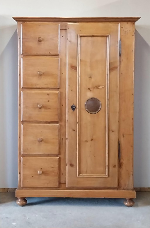 Alter Speckschrank 101,5 x 42 x 152 cm