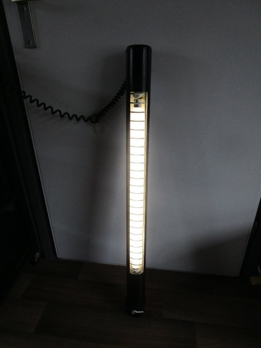 Lampada a tubo perfettamente funzionante.