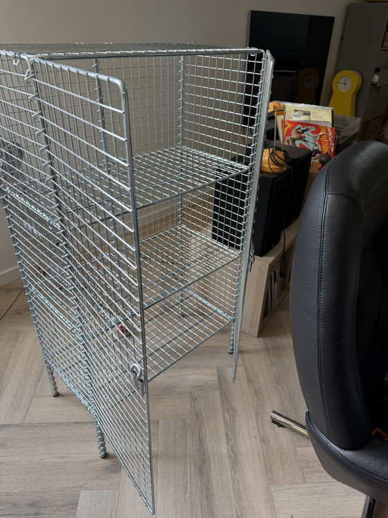 Le meuble de rangement IKEA PS 2017 est conçu par Nike Karlsson. – Vitrines, Metal (photo 4 of 8)