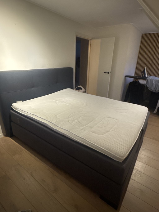 Cama doble, opcionalmente con cabecero.