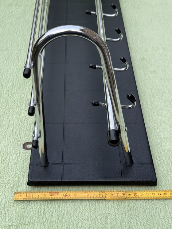 Image 1 of Seltene, ikonische Wandgarderobe aus den Sechzigerjahren | Verchromtes Rohrgestell | Sammlerwert & Museumszustand