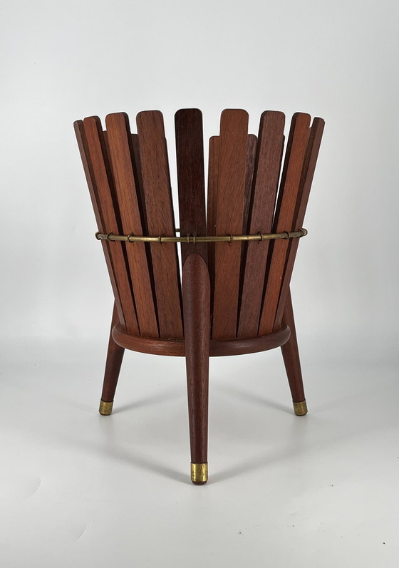 Image 1 of Maceta, jardinera de teca de latón de mediados de siglo Dinamarca