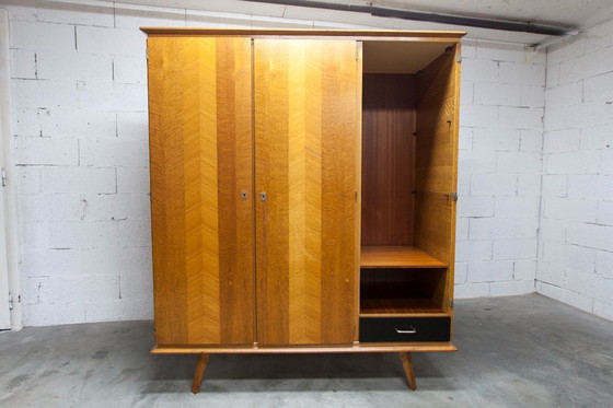 Image 1 of Französischer Kleiderschrank mit geschwungenen Beinen, 3 Türen, 1 Spiegel (27 x 130 cm) und 1 Schublade