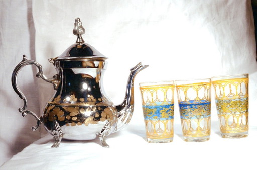 Tetera oriental de metal cromado y latón, 12x19 cm, y 3 vasos. – tafelaccessoires, Glass