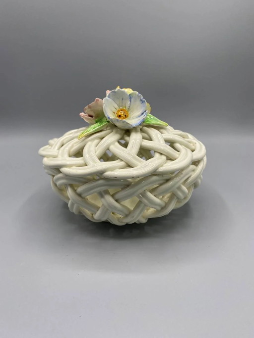 Bonbonnière in ceramica spagnola, corpo traforato intrecciato, bouquet floreale in rilievo, Spagna – servies