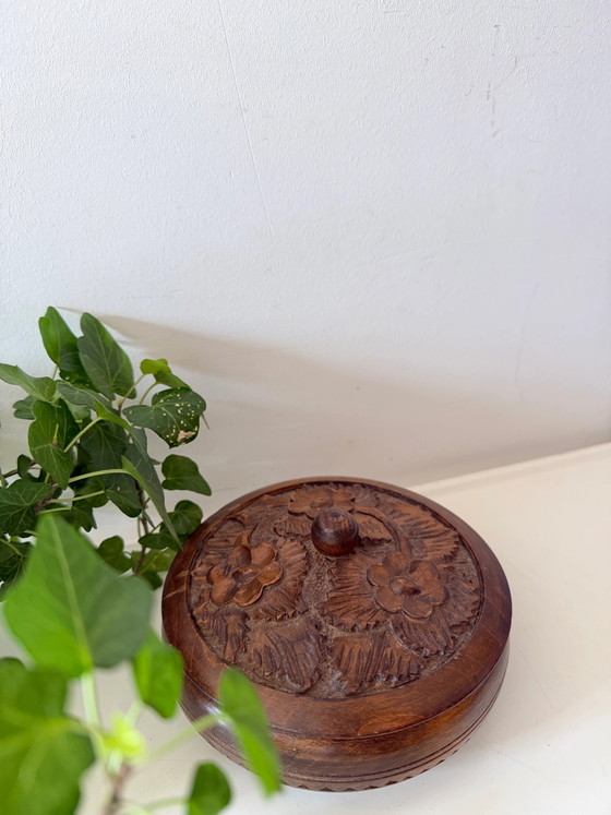 Vintage Round Wooden Keepsake Box – Decorative Objects (photo 6 of 7)