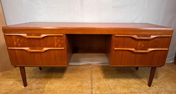 Image 1 of Bureau rétro vintage en teck du milieu du siècle par Stonehill (1960) Design intemporel – Rangement élégant – Artisanat britanni