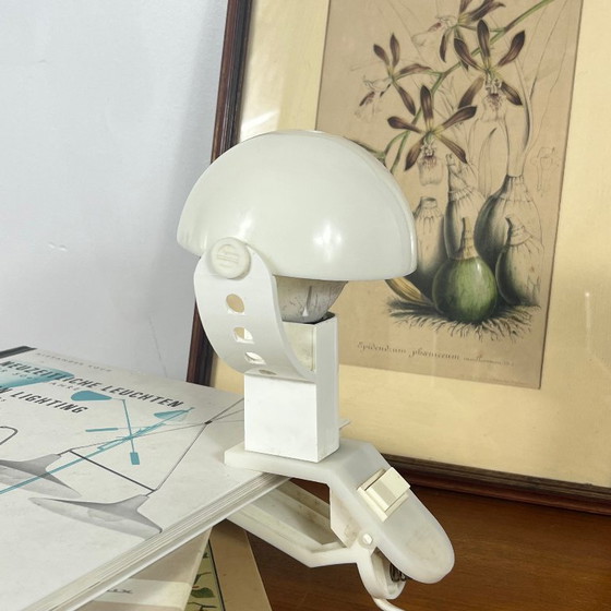Piccola lampada a pinza a fungo Sarlam in plastica bianca, luce notturna vintage – Lampade da tavolo (photo 3 of 8)
