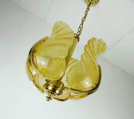 Pendelleuchte aus der Mitte des 20. Jahrhunderts, Messing, bernsteinfarbenes Glas, kleiner Kronleuchter aus den 1960er Jahren