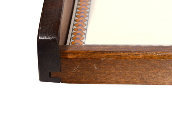 Holztablett mit Gien-Steingutfliesen, Renaissance-Stil, hergestellt in Frankreich, 49 cm – Tischdekoration (photo 4 of 7)