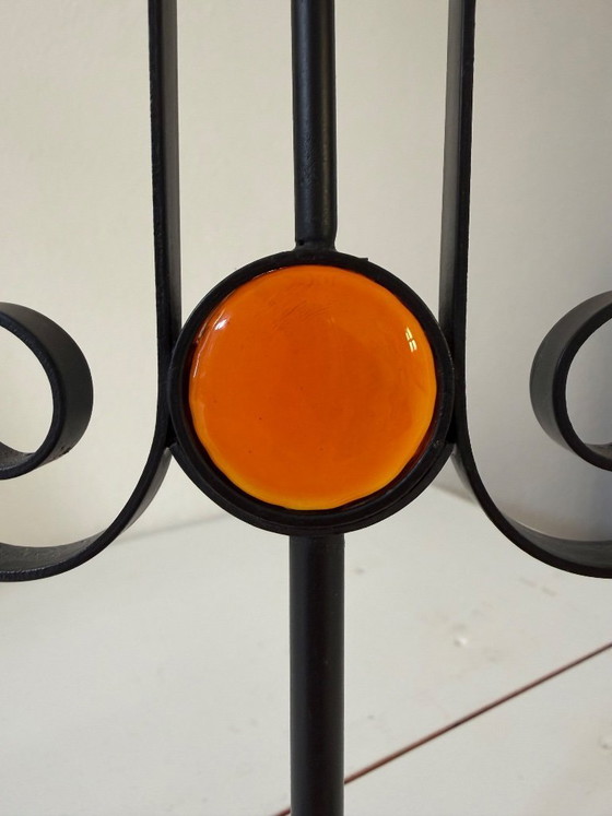 Image 1 of Gunnar Ander (attribuito) per Ystad-Metall – Candelabro in ferro battuto con vetro arancione e verde, Svezia, anni '60