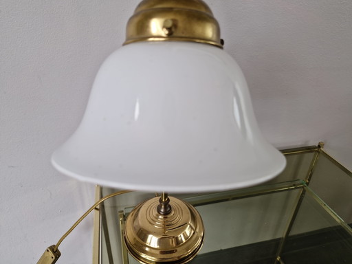 Lampe de bureau en laiton et verre opalin – bureaulampen, Glass, Brass (photo 2 of 8)
