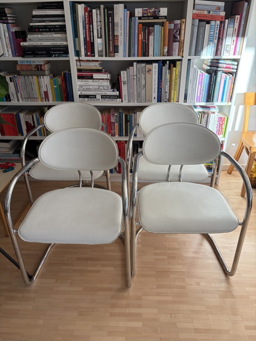 6 hoogwaardige cantileverstoelen met chromen frame en witte Skai-bekleding.