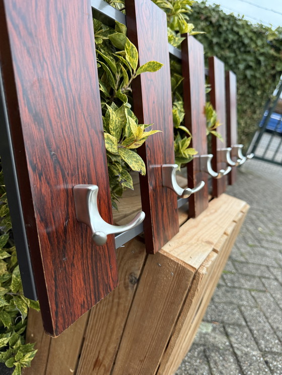 Image 1 of Porte-manteau mural vintage en bois avec crochets en métal