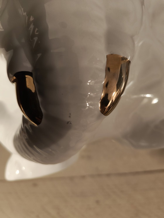 Image 1 of Pot de fleurs éléphant en porcelaine vintage des années 1970