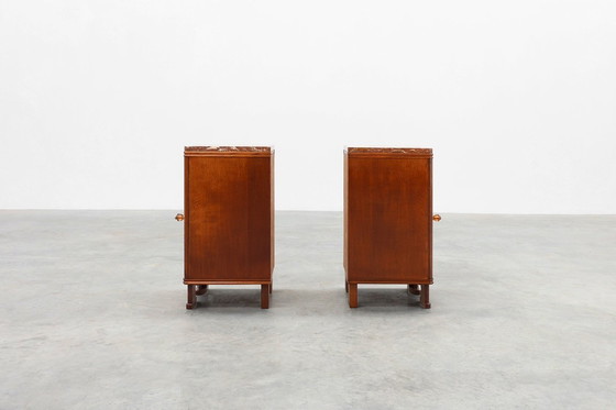 Image 1 of Paar Art Deco nachtkastjes van eikenhout met marmeren blad, Frankrijk ca. 1925