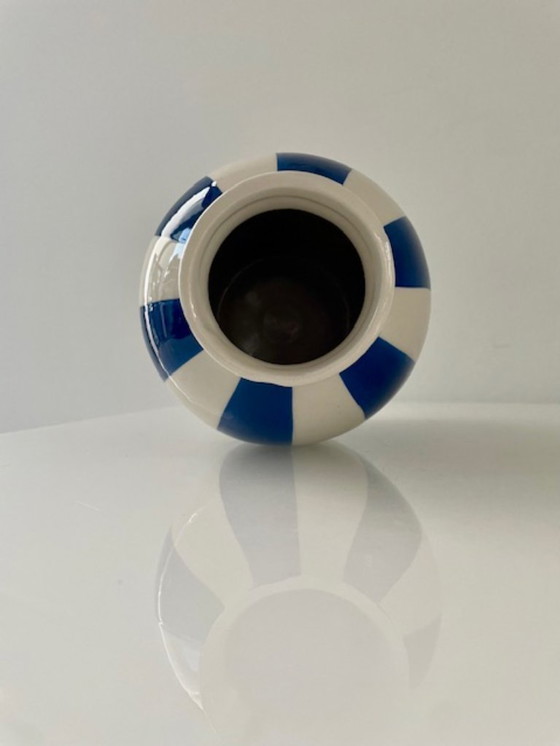 Image 1 of Keramieken vaas met handgeschilderde blauwe strepen
