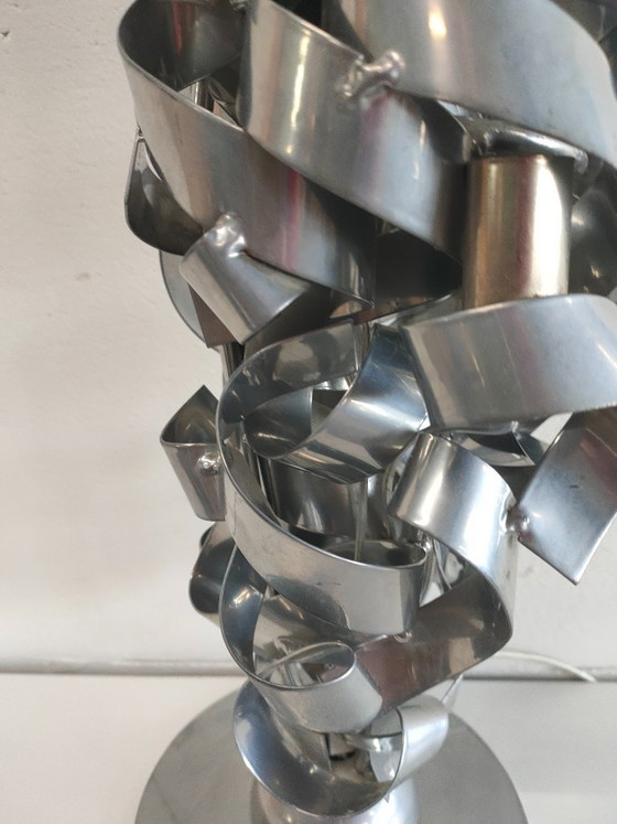 Image 1 of Lámpara de mesa única y exclusiva con detalles metálicos en espiral.