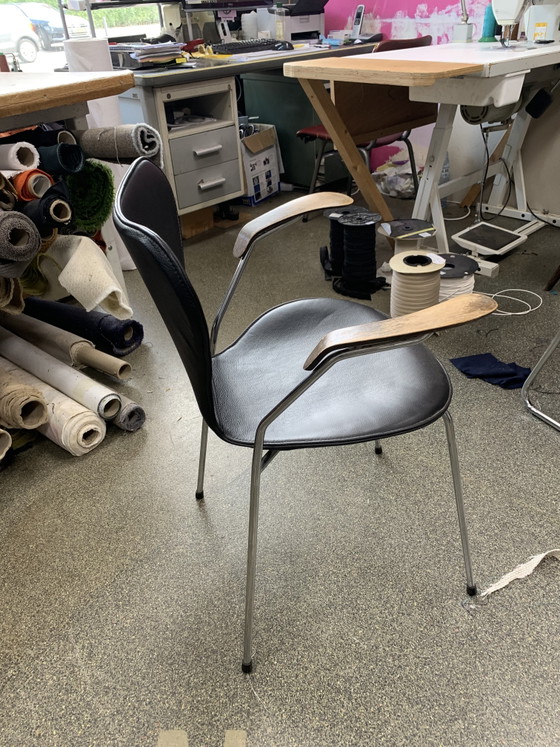 Arne Jacobsen Butterfly Chair with Armrests – Fritz Hansen, Dining chairs, Leather (photo 4 of 10)