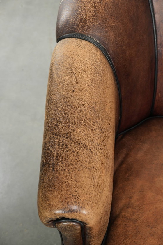 Image 1 of Ensemble robuste de 2 fauteuils club vintage en peau de mouton de style anglais