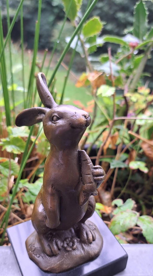 Bronzestatue eines Hasen mit Karotte – beeldhouwkunst