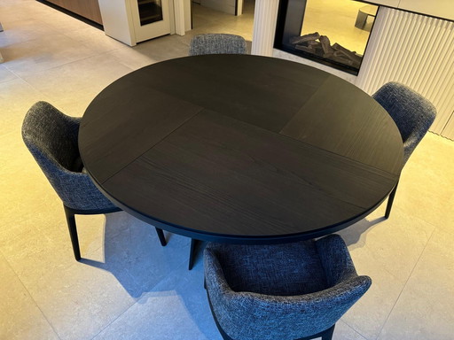 4 chaises en tissu impeccables et une belle table en bois