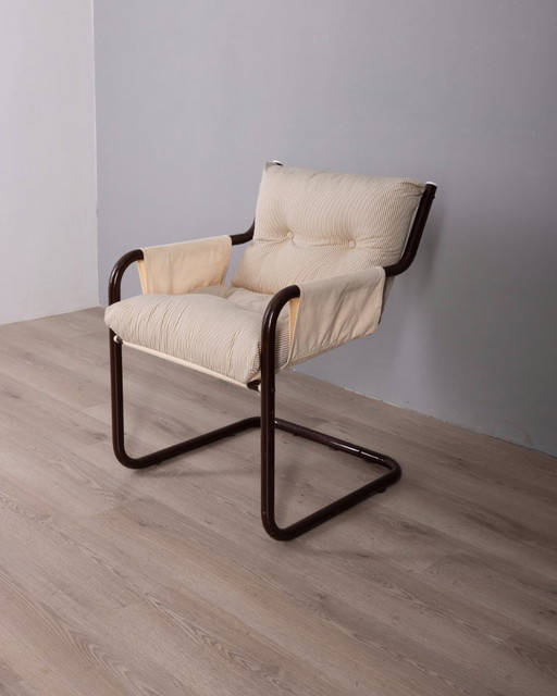 Poltrona vintage anni '70 in metallo e tessuto, design scandinavo.