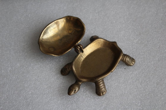 Image 1 of Boîte en laiton antique avec couvercle, boîte à effet écaille de tortue, tabatière, boîte à pilules, boîte à bijoux