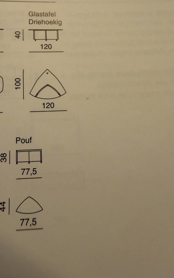 Image 1 of Leolux Joey a mis une table de salon, une chaise et un poef. 