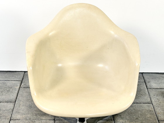 Silla Herman Miller DAT Fibra de Vidrio Herman Miller Milacron Años 60 – Sillas giratorias, Fiberglass (photo 7 of 10)