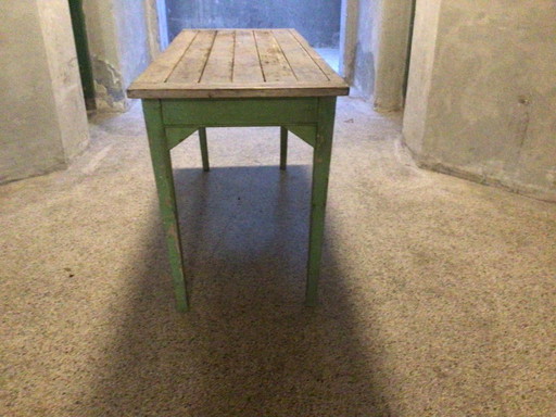 Mesa de jardín hecha con una puerta