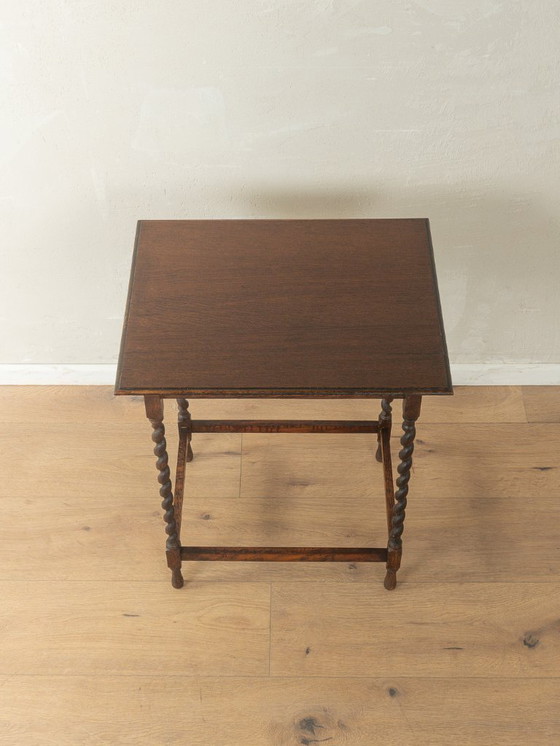 Image 1 of Mesa auxiliar de estilo jacobeo de la década de 1920