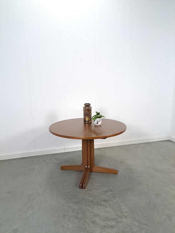 Image 1 of Round extendable dining table Thonet