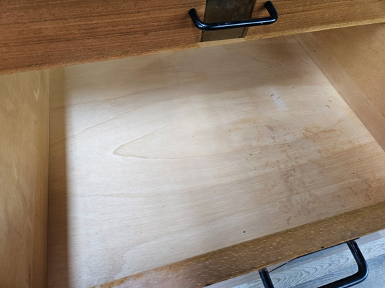 Image 1 of Notenhouten ladekast uit de jaren 60 met details van ijzer en messing.