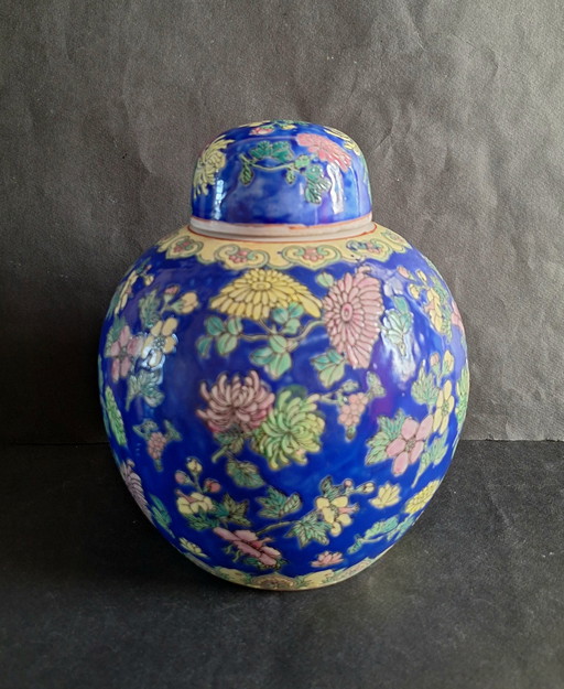 Chinese decorated polychrome large ginger jar with lid. Vintage.