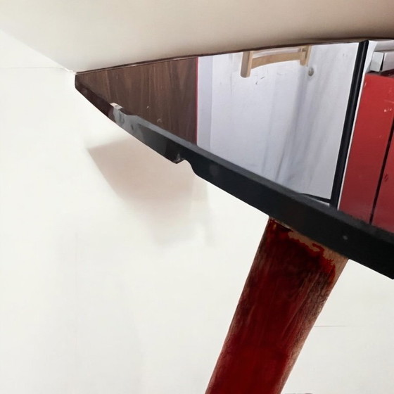 Image 1 of Niervormige bijzettafel met zwart glazen blad, gemaakt in Duitsland in de jaren 1960