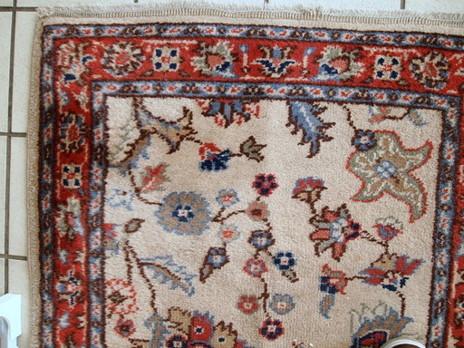 Alfombra pakistaní vintage de Lahore hecha a mano, 77 cm x 141 cm (2,5' x 4,6'), década de 1950.