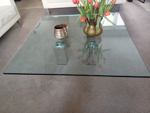 Belle table carrée en verre