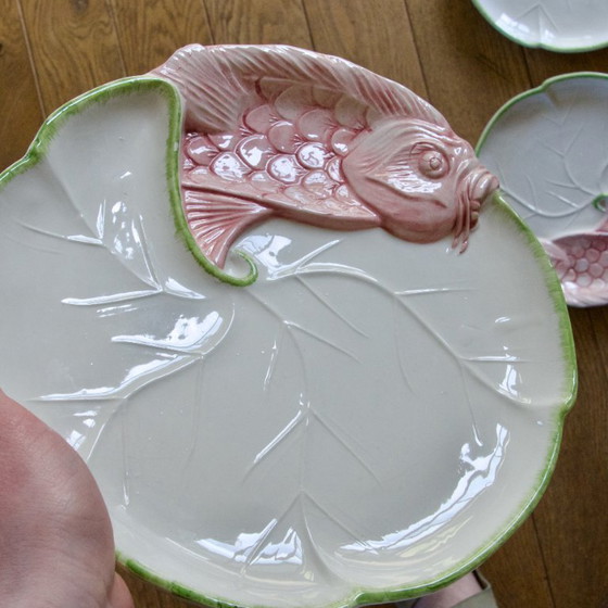 Image 1 of Grote majolica borden, gesigneerd Chaumette Paris, met vismotief.