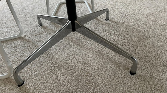 Mesa de comedor Vitra, diseñada por Charles & Ray Eames, tablero redondo blanco, Mesas de comedor, Madera (foto 5 de 5)