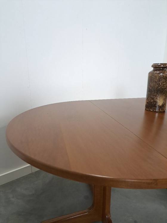 Image 1 of Round extendable dining table Thonet
