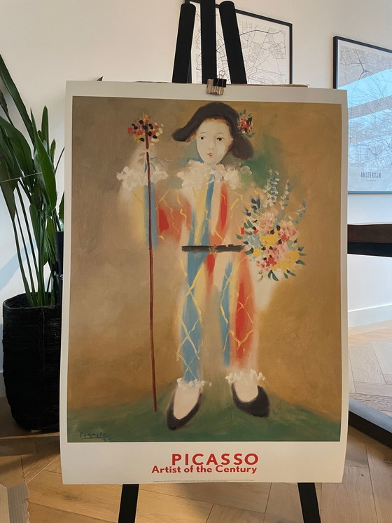 Image 1 of Pablo Picasso (1881-1973), Piccolo Pierrot con fiori, 1923, Copyright 1999 Pablo Picasso, Per gentile concessione della Helly Na