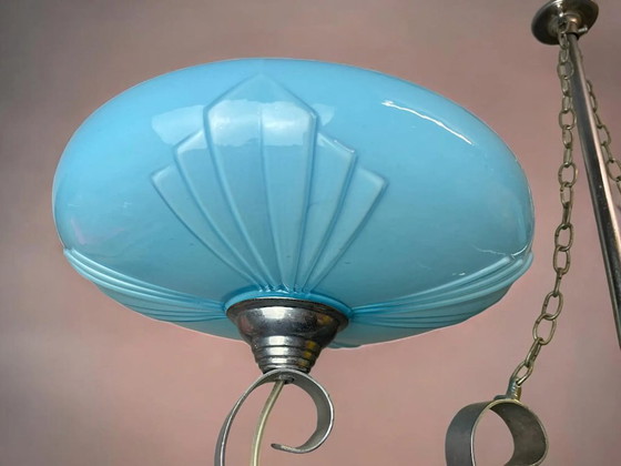 Image 1 of Grote Art Deco kroonluchter met opaalglazen kappen en indirecte verlichting.