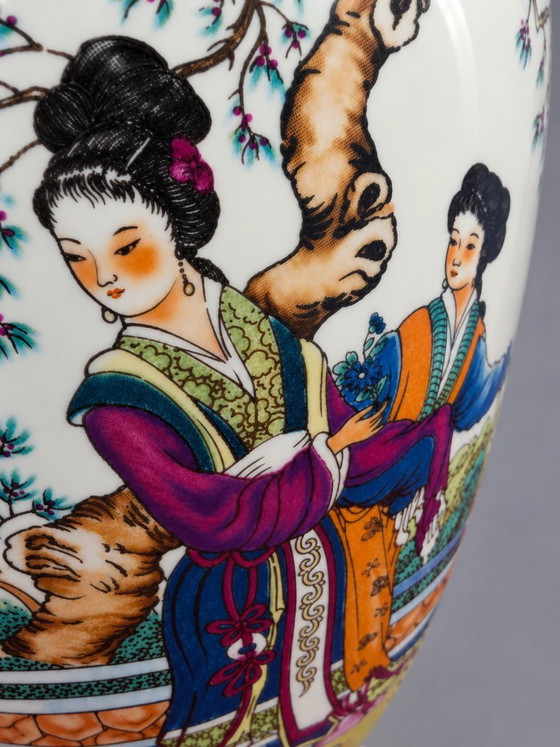 Elegant baluster porcelain vase, Jingdezhen, Polychrome decor and gilding, Ceramic, White, Aziatisch (photo 8 of 12)