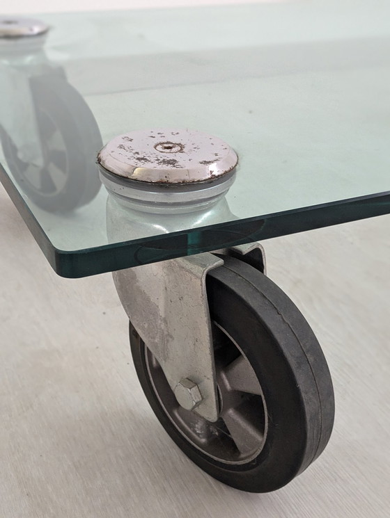 Image 1 of Table basse - Cristal - Table basse en cristal, sur roulettes, dans le style de Gae Aulenti